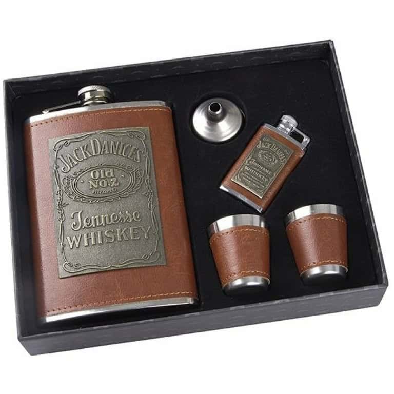 סט אביזרים לוויסקי במארז מתנה מהודר