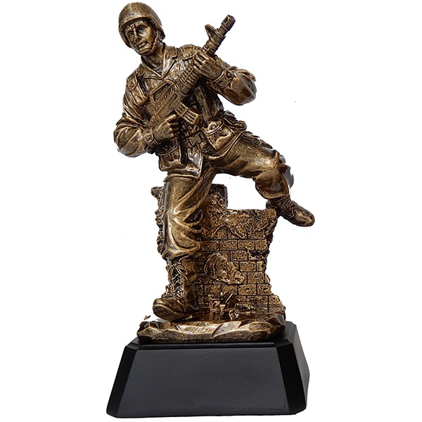 מגן הוקרה / פסל חייל לוחם "מסתער" על בסיס שחור