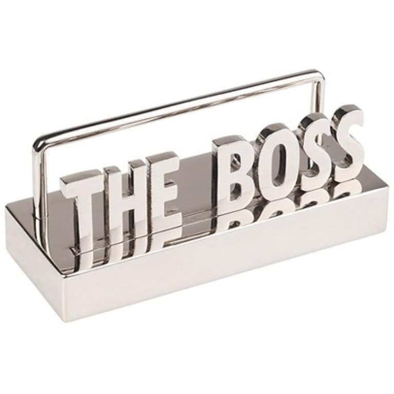 מעמד כרטיסי ביקור ממתכת THE BOSS על שולחן משרדי
