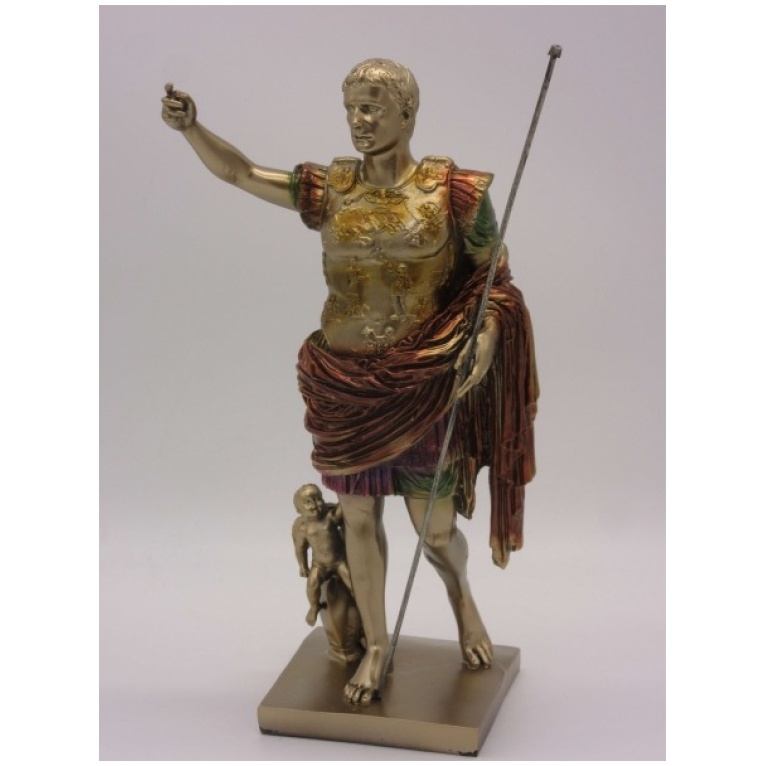 פסל יוליוס אביר עם מגן וגלימה