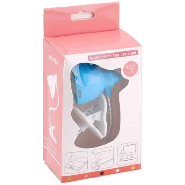 תקריב של מנורת קריאה עם קליפס גמיש