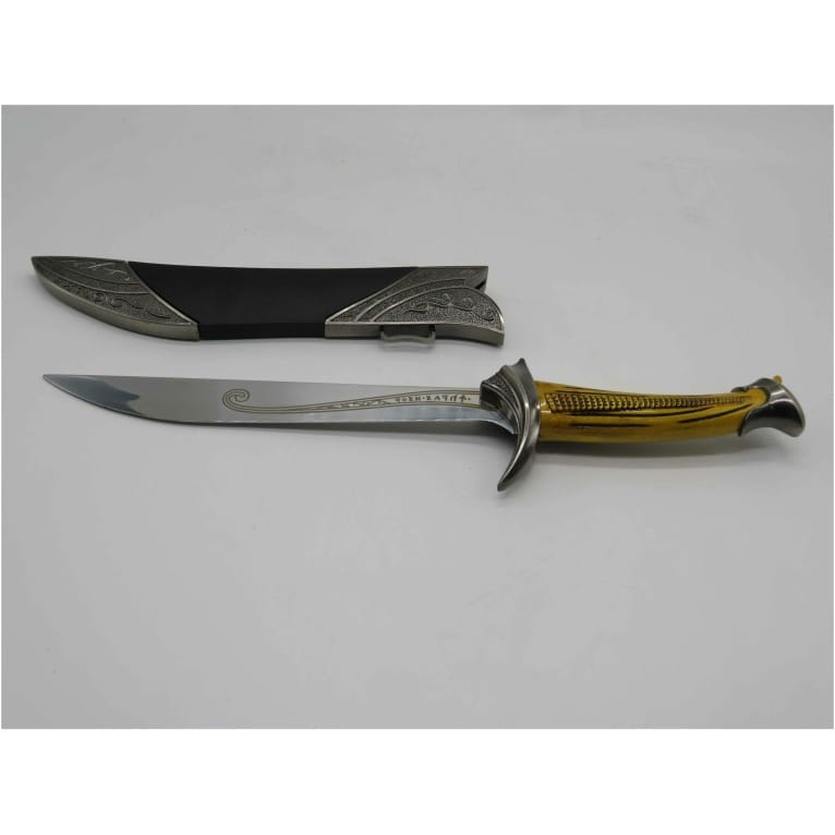 סכין מתכת עם ידית דמוי שנהב על מעמד עץ