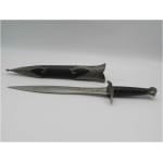 סכין מתכת עליבאבא על מעמד עץ