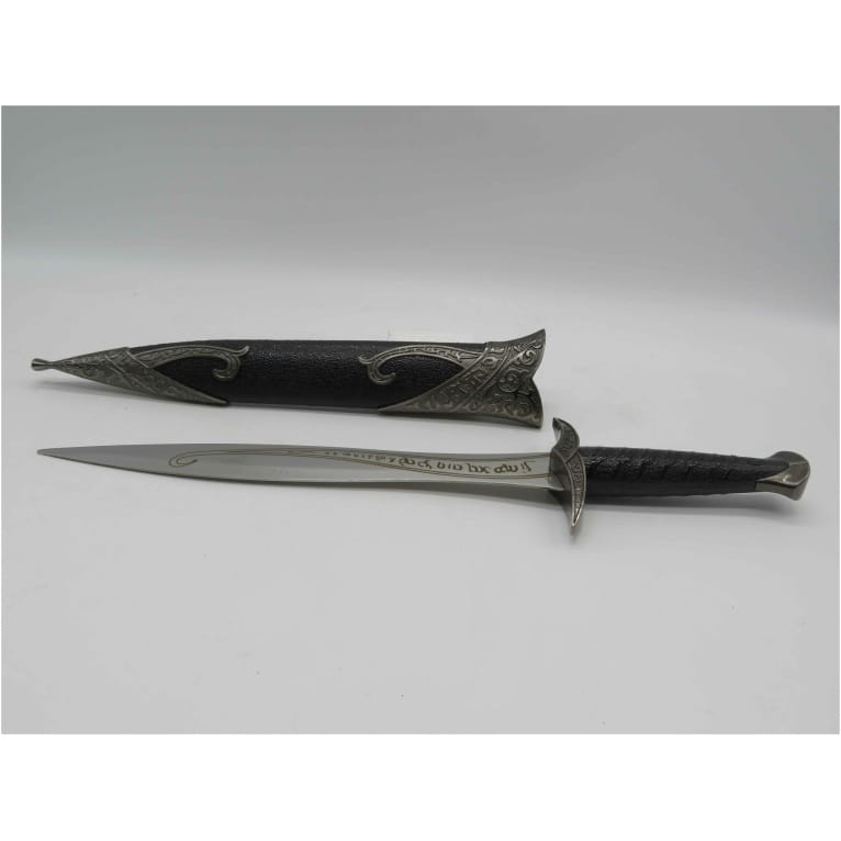 סכין מתכת עליבאבא על מעמד עץ