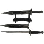 סכין מתכת עליבאבא על מעמד עץ