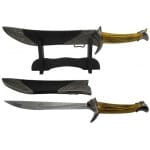 סכין מתכת עם ידית דמוי שנהב על מעמד עץ