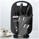 סט סכינים על מעמד מעוצב הכולל גם משטח חיתוך ומספריים