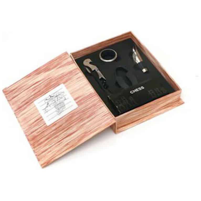 ⁦סט אביזרי יין עם משחק שח מט⁩ – תמונה ⁦4⁩