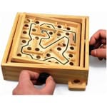 משחק מבוך עץ מאתגר על שולחן לבן