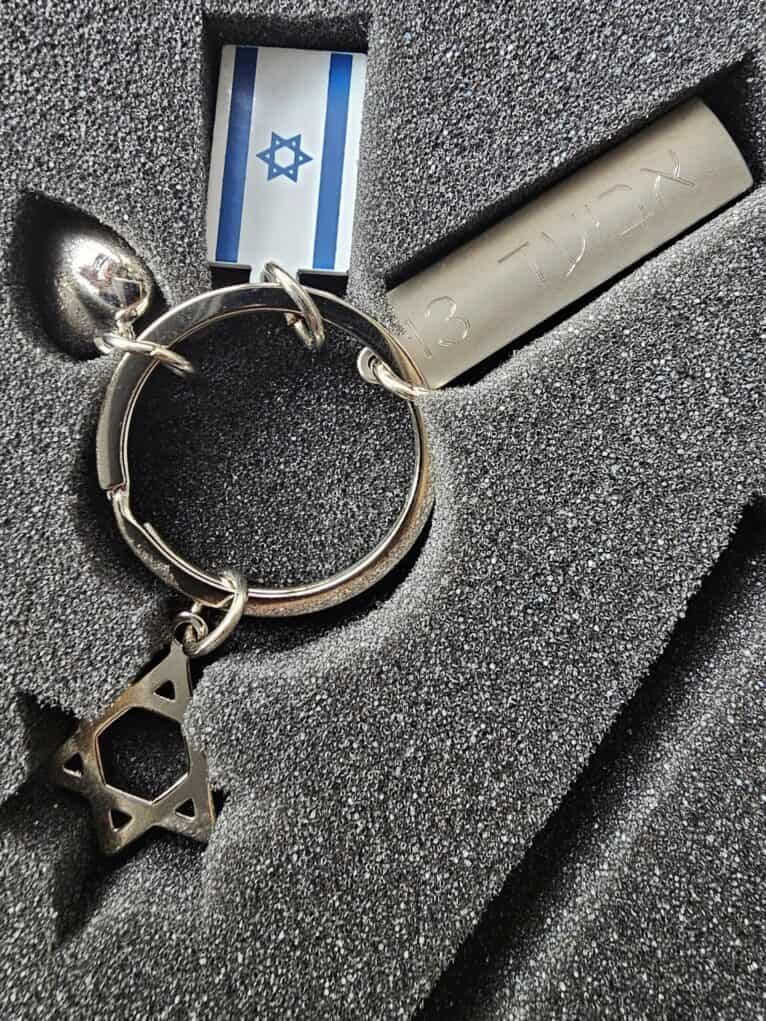 מתנה מקורית לעובד - מחזיק מפתחות דגל ישראל מבית TenGift