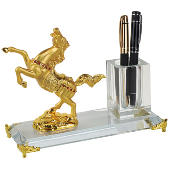 "סוס הזהב עם הכוס לעטים" - מעמד יצירתי מקריסטל, המשלב בין אומנות, עיצוב מודרני ושימוש פונקציונלי.