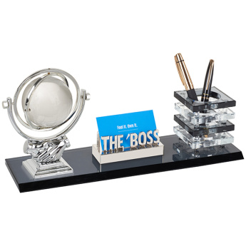 "THE BOSS" - מעמד קריסטל גלובוס עם כוס לעטים ומקום לכרטיסי ביקור, משלב עיצוב מודרני ופונקציונליות בסטייל.