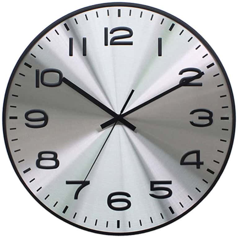 שעון הקיר בצבע כסוף הוא פריט עיצוב איכותי ונקי, מתאים לכל סוג של חלל ומציין יוקרה.