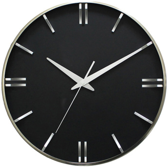 שעון קיר קלאסי בצבע שחור, נעים לעין ופונקציונלי. הקווים הכסופים, המסמלים מספרים, מוסיפים לעיצוב הקלאסי של השעון.