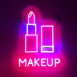 שלט ניאון LED בצורת שפתון עם הכיתוב MAKEUP, חיבור USB