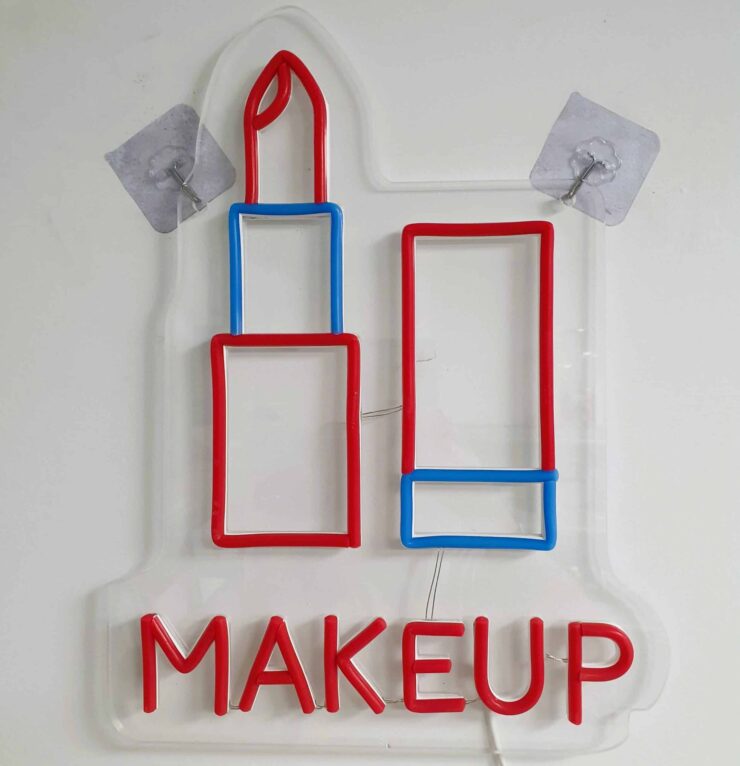 ⁦שלט ניאון LED בצורת שפתון עם הכיתוב MAKEUP, חיבור USB⁩, תמונה ⁦2⁩