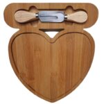 מגש גבינות מעץ בצורת לב עם סכין ומזלג, תמונה 2
