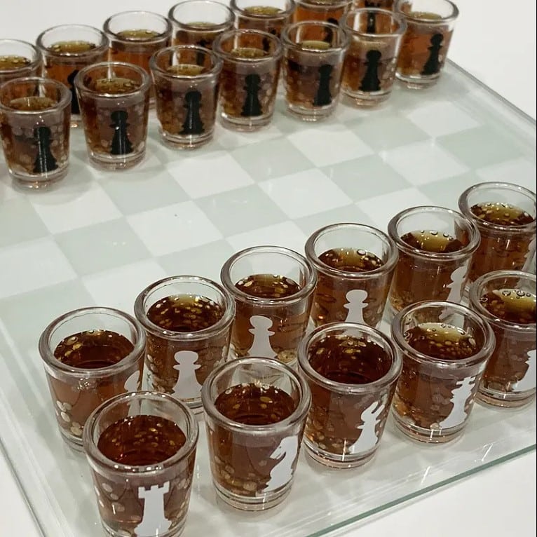 שחמט-שוטים3.jpg שחמט שוטים מזכוכית עם 32 כוסות, תמונה 1